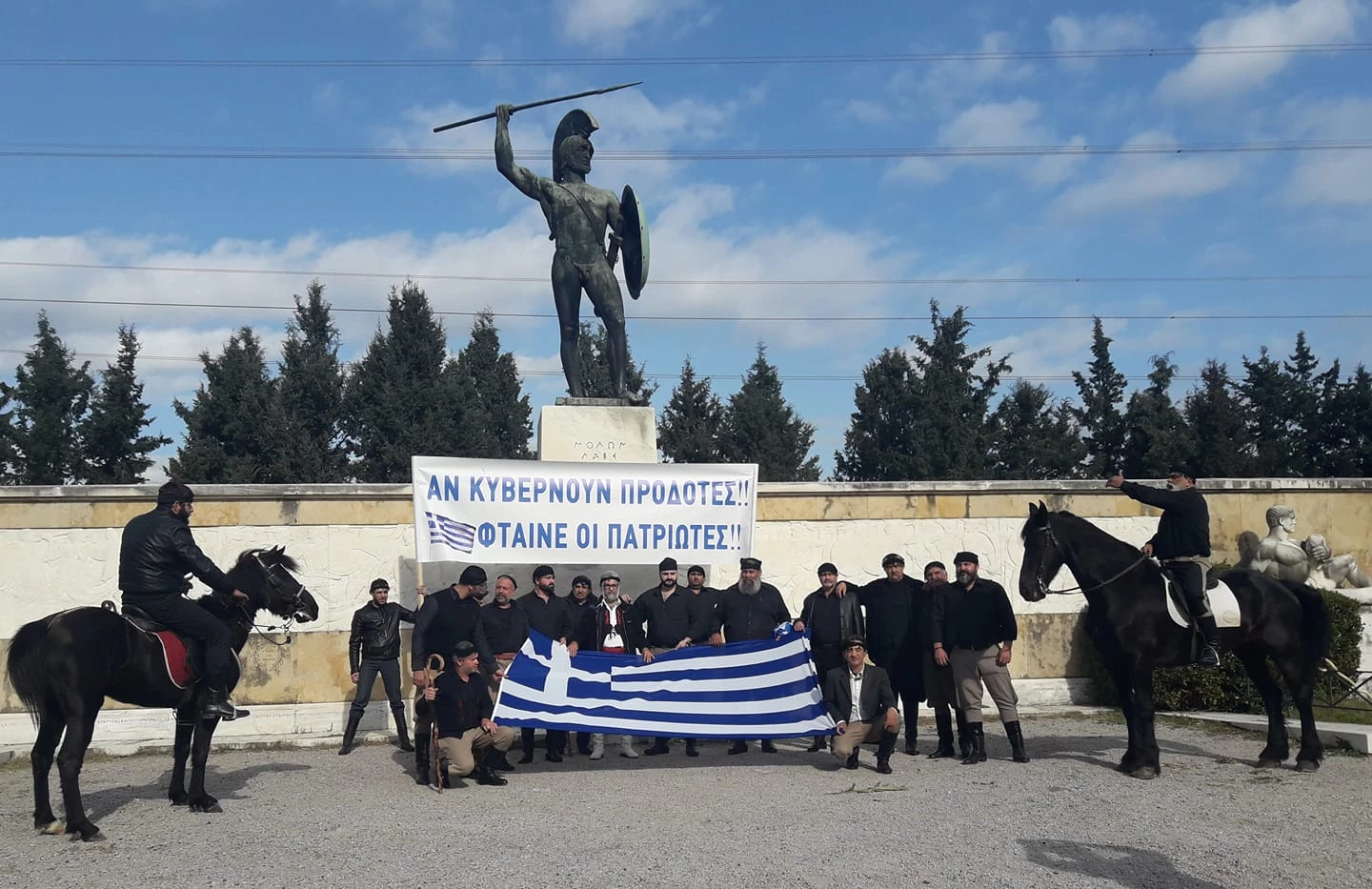 Πατριωτικός ξεσηκωμός! Έφτασαν στο άγαλμα του Μ. Αλεξάνδρου οι αλογατάρηδες της Κρήτης – Ας κρυφτούν οι αναρχικοί – (upd)